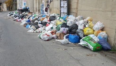Emergenza rifiuti in Calabria: la Puglia smaltirà una parte di indifferenziata.